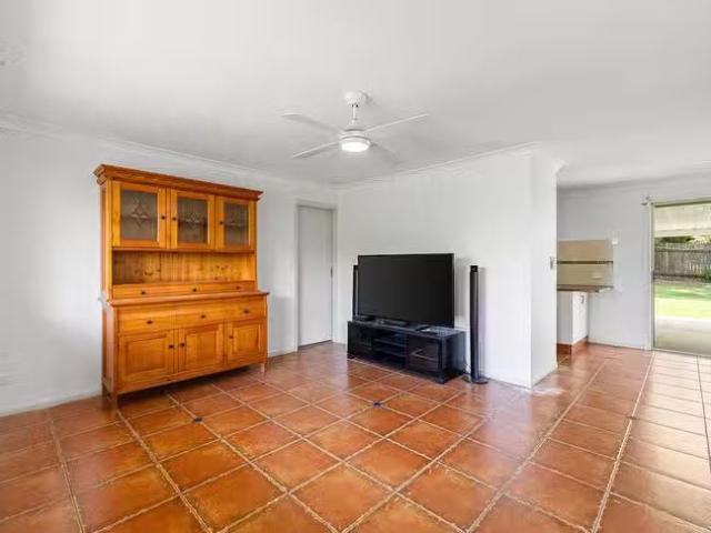 For Rent! 33 Seppelt Street, Wilsonton Heights, QLD 4350