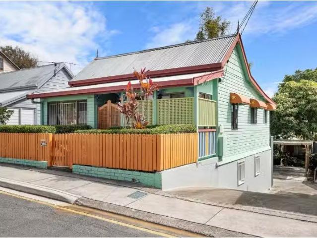 Charming 33 Turin Street, WEST END House for rent Listed by R.