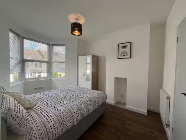 Charming 3 BA 3 bedroom maisonette for rent in Sandgate Road.