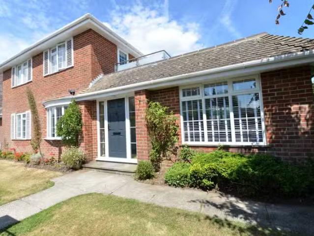 Nice 3 BA 3 bedroom property to let in Westfield Road, Lymingt.