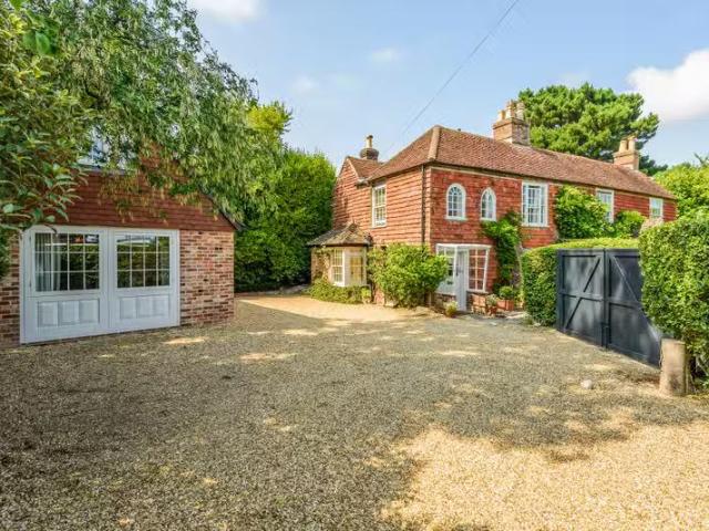 For Rent! 3 BA 3 bedroom property to let in Kings Saltern Road.