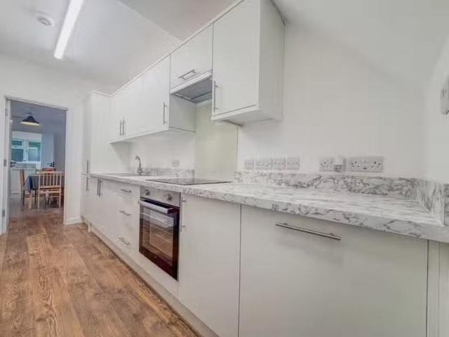 Just in! 3 BA 2 bedroom apartment for rent in Sandgate Road, B.