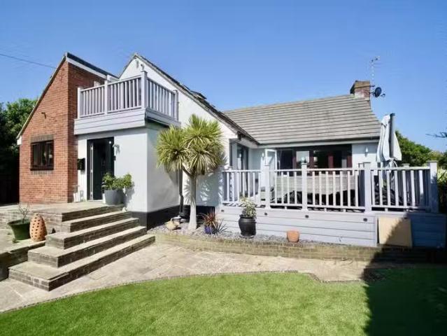 Unique 3 BA 4 bedroom detached house for rent in Abbotsbury Ro.