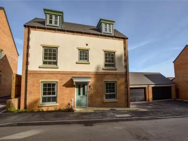 Nice 3 BA 4 bedroom detached house for rent in Burnhope Way, S.