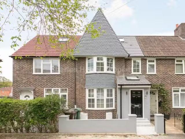 Cozy 3 BA 4 bedroom house for rent in Manor Farm Drive, Chingf.