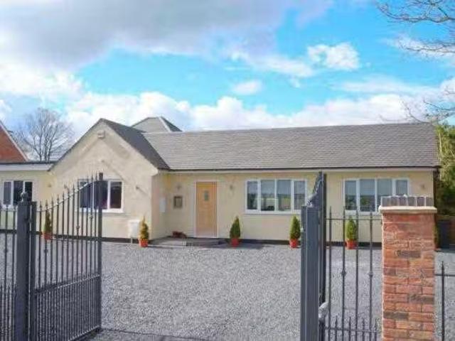 Cozy 3 BA 5 bedroom detached bungalow for rent in The Hideaway.