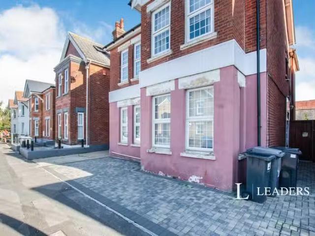 Deal! 3 BA 5 bedroom detached house for rent in Wolverton Road.