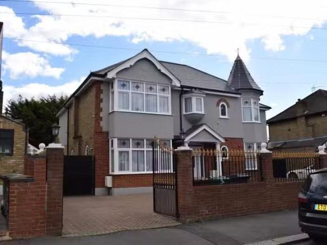 Deal! 3 BA 5 bedroom semi detached house for rent in Kimberly.