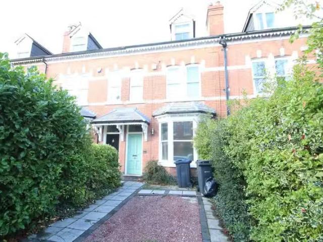 Just in! 3 BA 5 bedroom terraced house for rent in Greenfield.