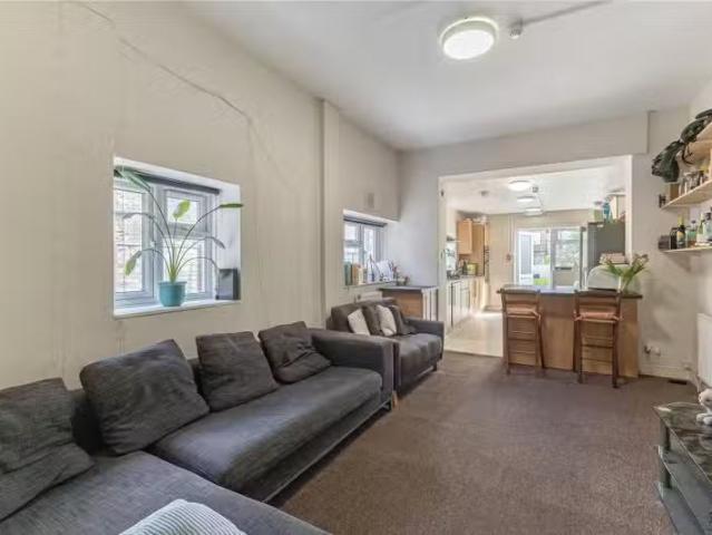 Nice 3 BA 6 bedroom property to let in Rossiter Road, London.
