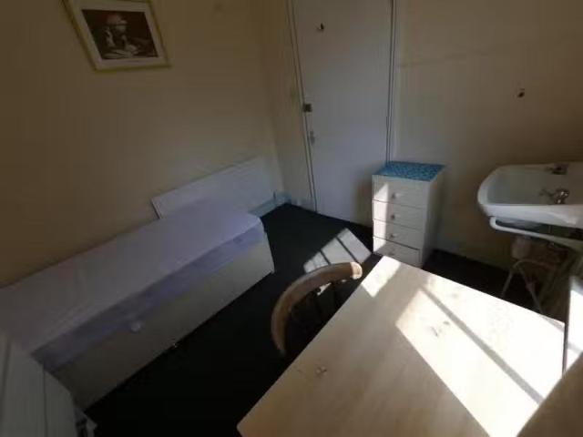 Cheap 3 BA 8 bedroom house share for rent in Croft, Bournemout.