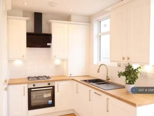 Just in! 3 bedroom terraced house for rent in Aviemore Way, Be.