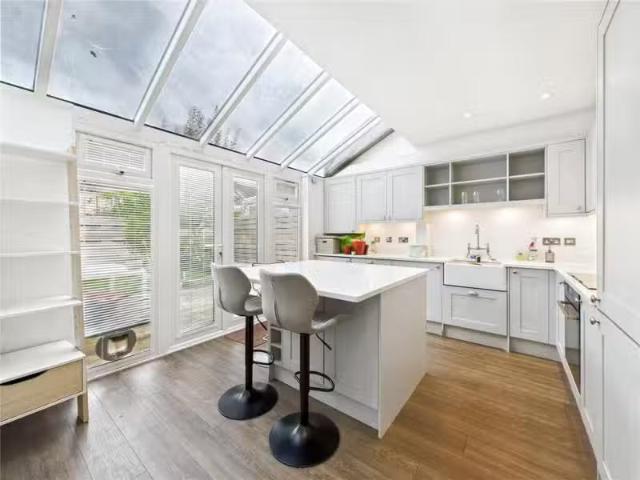 Cozy 3 bedroom terraced house for rent in Cambie Crescent, Col.
