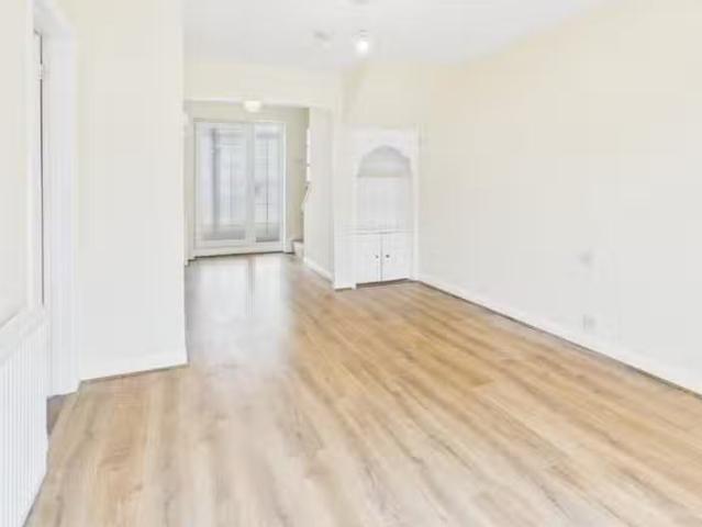 Unique 3 bedroom terraced house for rent in Ravens Close, Brom.