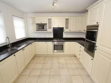 Cozy 3 bedroom town house for rent in Nicholas Street Mews, Ch.