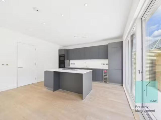 Charming 3 bedroom town house for rent in Appleton Way, Cambri.