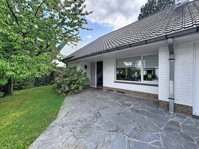 Nice 3 bedroom villa plus office!