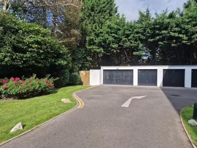 Cheap 3 bedroom apartment for rent in The Avenue, Westbourne.
