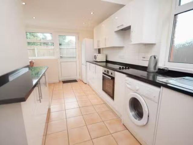 Cozy 3 bedroom detached house for rent in Ensbury Park, Bourne.