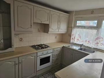 For Rent! 3 bedroom end of terrace house for rent in Bloomsbur.