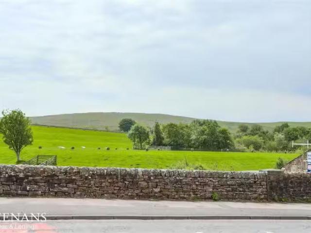 Deal! 3 bedroom end of terrace house for rent in Burnley Road.