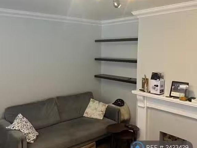 Cozy 3 bedroom end of terrace house for rent in Langton Avenue.