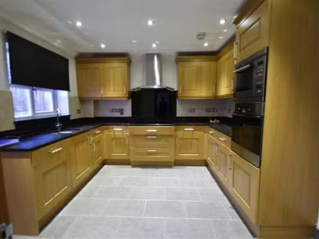 Just in! 3 bedroom house for rent in Brook Street, Great Broml.