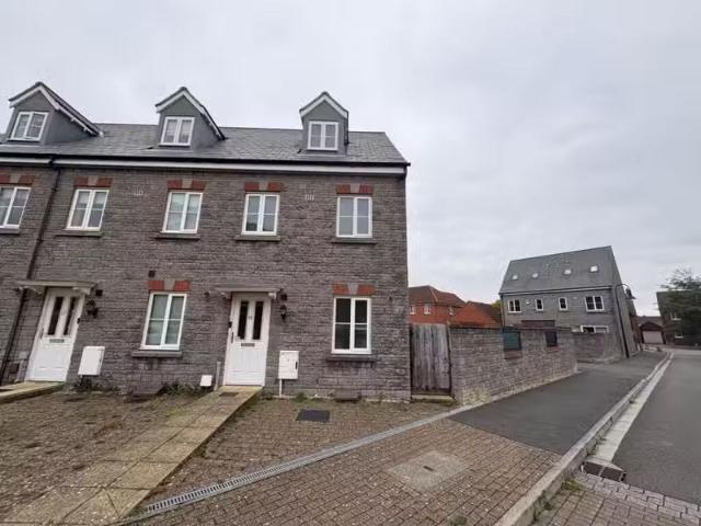 Rental! 3 bedroom house for rent in Hestercombe Close, Weston.