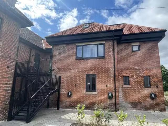 Rental! 3 bedroom penthouse for rent in Station Road, Warminst.