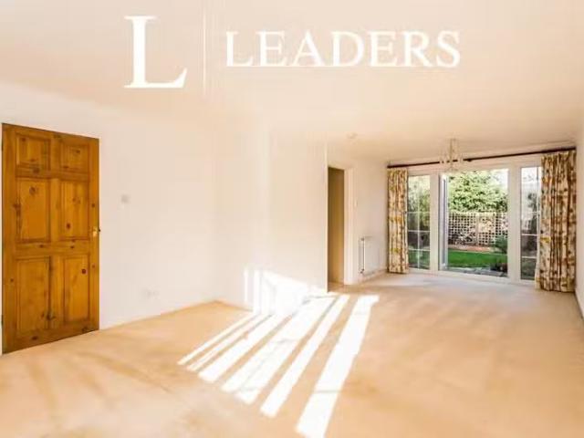 Cheap 3 bedroom semi detached house for rent in Oldaker Road.