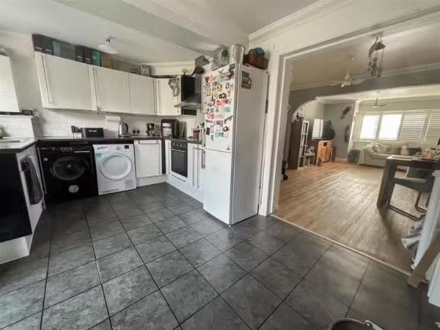 Cheap 3 bedroom semi detached house for rent in Dudley Road, C.