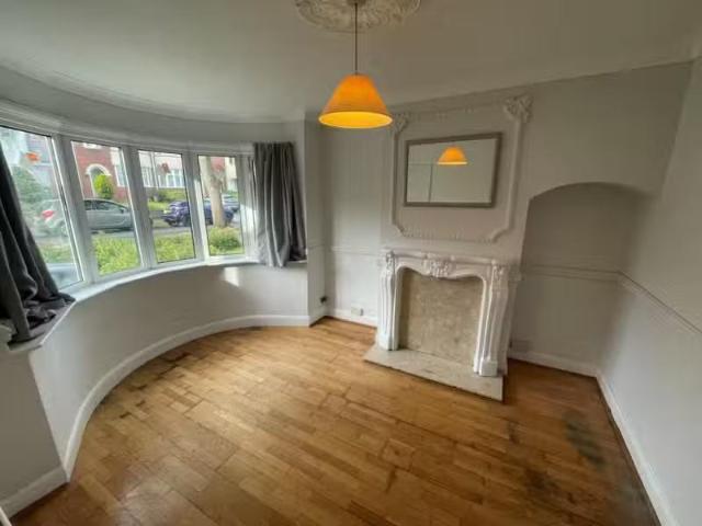 Unique 3 bedroom semi detached house for rent in Durley Dean R.