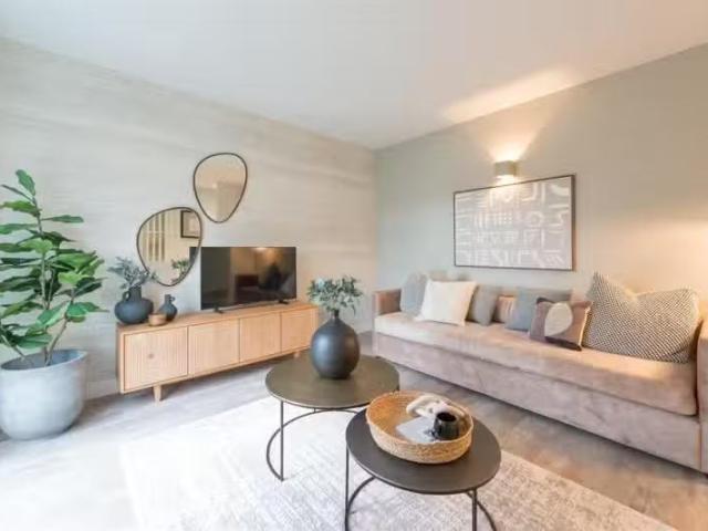 Cheap 3 bedroom semi detached house for rent in Firenza Avenue.