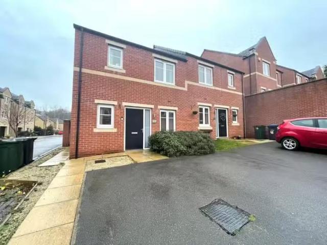 Rental! 3 bedroom semi detached house for rent in Harewood Dri.