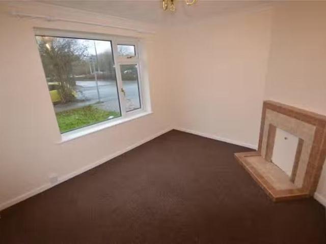 Rental! 3 bedroom semi detached house for rent in Loxton Road.