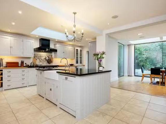 For Rent! 3 BR 3 rooms apartment in Highgate