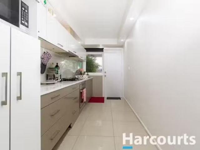 Cozy 3 BR 10/98 Kelvinside Road, NOBLE PARK, VIC 3174 House.