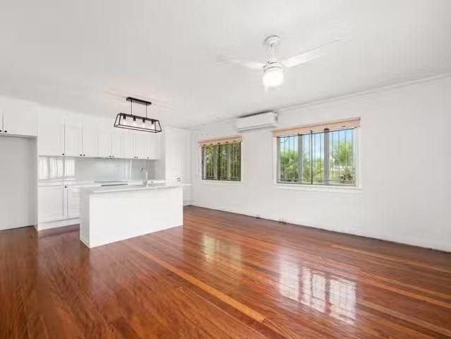 Deal! 3 BR 101 Wemvern Street, Upper Mount Gravatt, QLD 4122