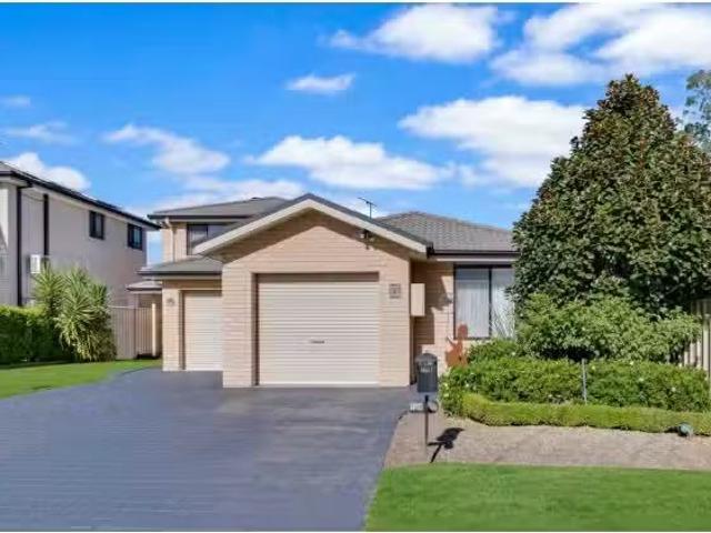 Nice 3 BR 10A Edward Street, Macquarie Fields House for rent.