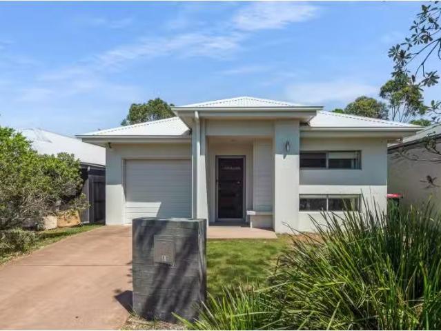 Charming 3 BR 11 Huntingdale Place, MEDOWIE House for rent Li.
