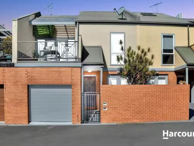 New 3 BR 11 Mc Namara Mews, KENSINGTON, VIC 3031 House for R.