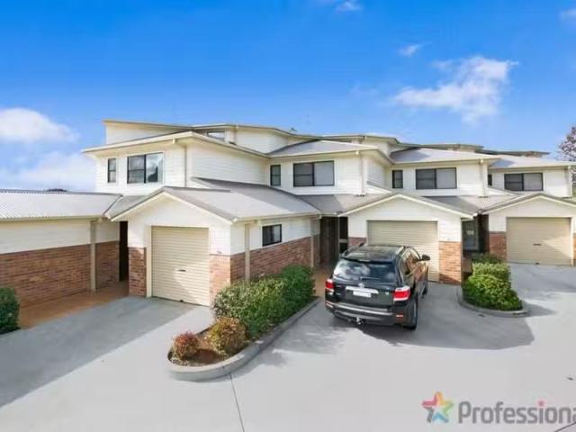 Cozy 3 BR 11c/22 Freeman Crescent, ARMIDALE Townhouse for rent.
