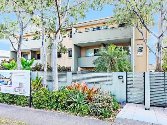 Charming 3 BR 1/29 Rhodes Street, Hillsdale Townhouse for rent.