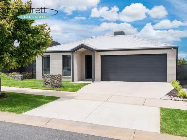 Nice 3 BR 12 Canon Street, Leneva, VIC 3691