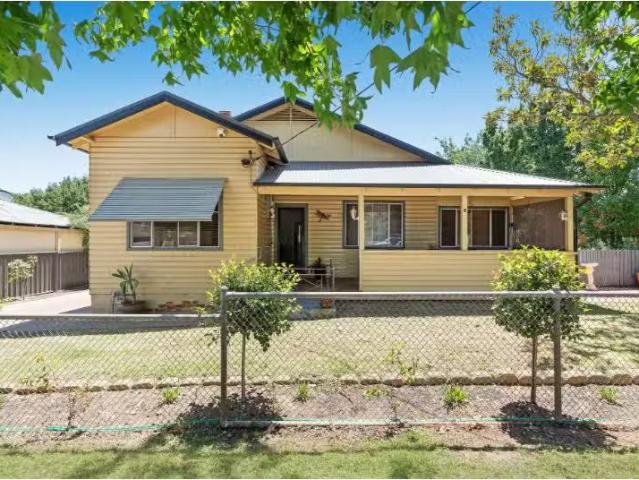 Cozy 3 BR 12 Jonsen St, Narrandera House for rent Listed by A.