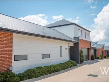 Just in! 3 BR 137 Keppel Street, Bathurst Townhouse for rent.