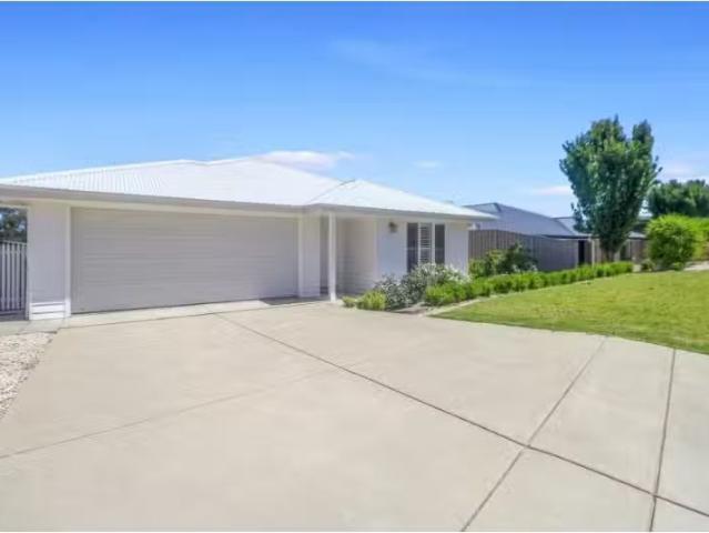 For Rent! 3 BR 1/30 Messenger Avenue, Boorooma House for rent.