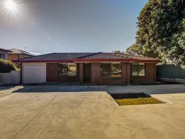 Unique 3 BR 13 Davis Avenue, Christies Beach, SA 5165 House.