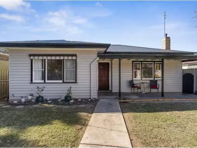 For Rent! 3 BR 1/44 Neil Street, Kangaroo Flat Property for re.