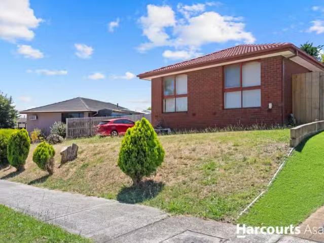 Charming 3 BR 145 James Cook Drive, Endeavour Hills, VIC 3802.